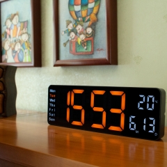 Opis Clock 1 (XL 13'' Orange & Weiß): Farbenfrohe digitale Retrowanduhr