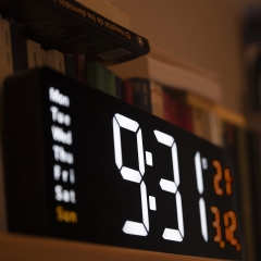 Opis Clock 1 (XXL 16'' Blanc et Orange) : Horloge murale numérique rétro