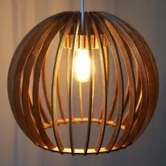 Opis PL2a – Lampe suspension en bois marron clair composée de pièces élégantes et incurvées