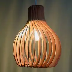 Opis PL2 - Lámpara marrón de techo fabricada en madera y compuesta de piezas curvas y elegantes