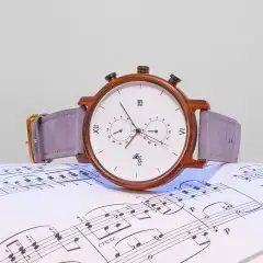 Opis UR-M2: Elegante cronografo a quattro quadranti in legno, metallo e pelle / Cronografo multifunzione in legno (legno di sandalo rosso)