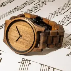 Opis UR-M3, orologi da polso da uomo in legno puro (noce)