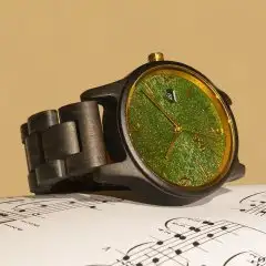 Opis UR-U1: Die klassische Unisex Retro Holz Armbanduhr aus Schwarzem Sandelholz mit einzigartigem, geprägten Ziffernblatt in Grün mit Goldenen Metallkomponenten