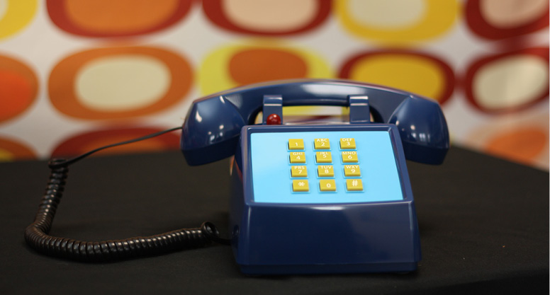 Téléphone rétro bleu foncé à boutons-poussoirs