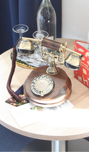 Téléphone rétro doré orné à cadran rotatif avec poignée en bois