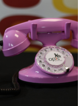 Téléphone rétro rose à cadran rotatif