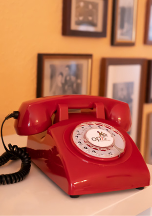 Téléphone rétro rouge à cadran rotatif