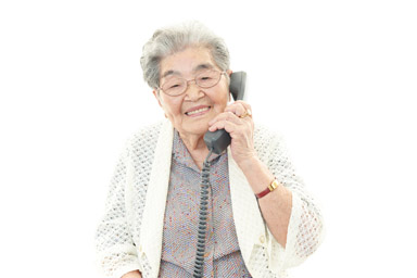 Glückliche Seniorin beim Telefonieren mit dem Opis 60s mobile hEar Seniorentelefon