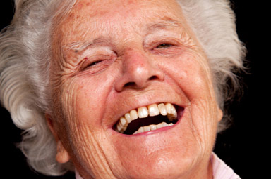 Glückliche Seniorin die durch die hEar Technik im Seniorentelefon von Opis Technology gut hören kann