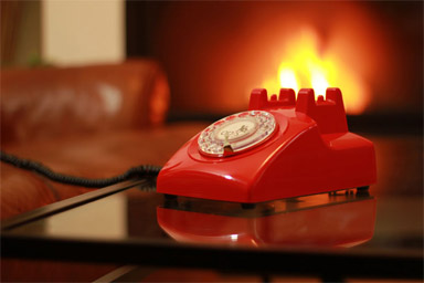 Opis 60s mobile hEar Seniorentelefon in rot vor Kamin